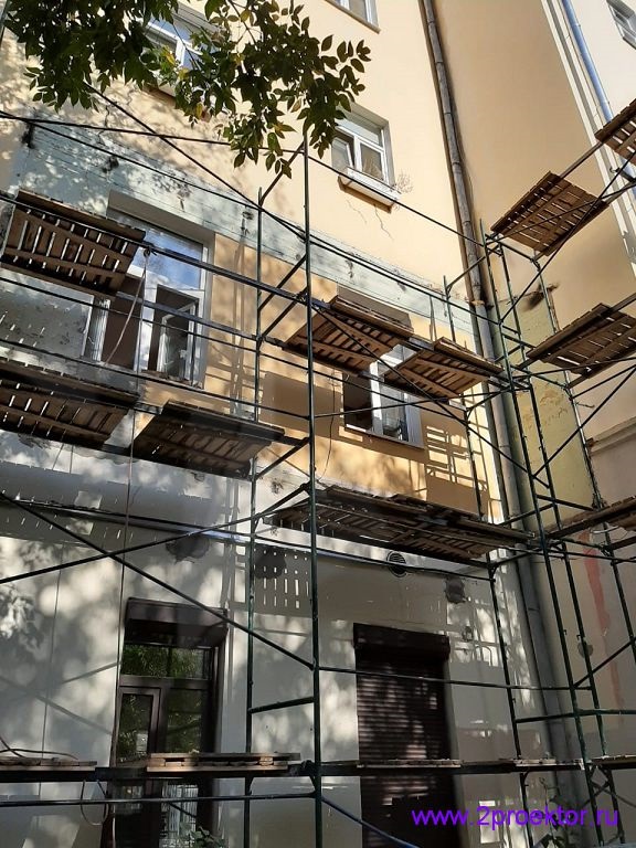 Судебные приставы заставили жителя Тверского района демонтировать незаконный балкон (рис. 1)